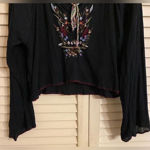 Gorgeous Black Cropped Top w Amazing Embroidery - Picture 5 of 8